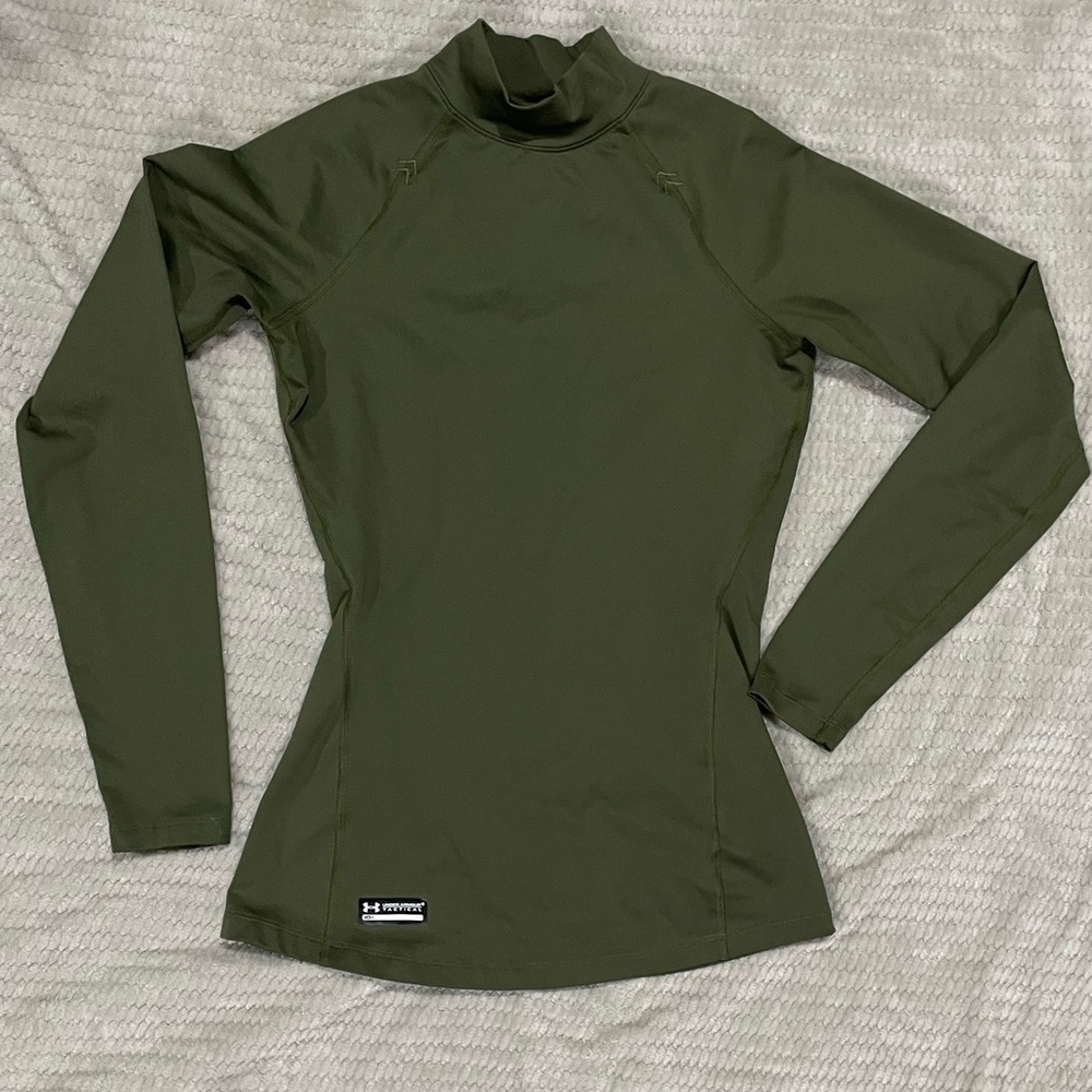 Under Armour Tactical fitted mock neck in small, like new condition.